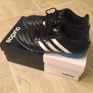 EUC Adidas indoor soccer shoes